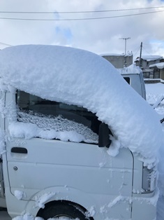 大雪で軽トラックが